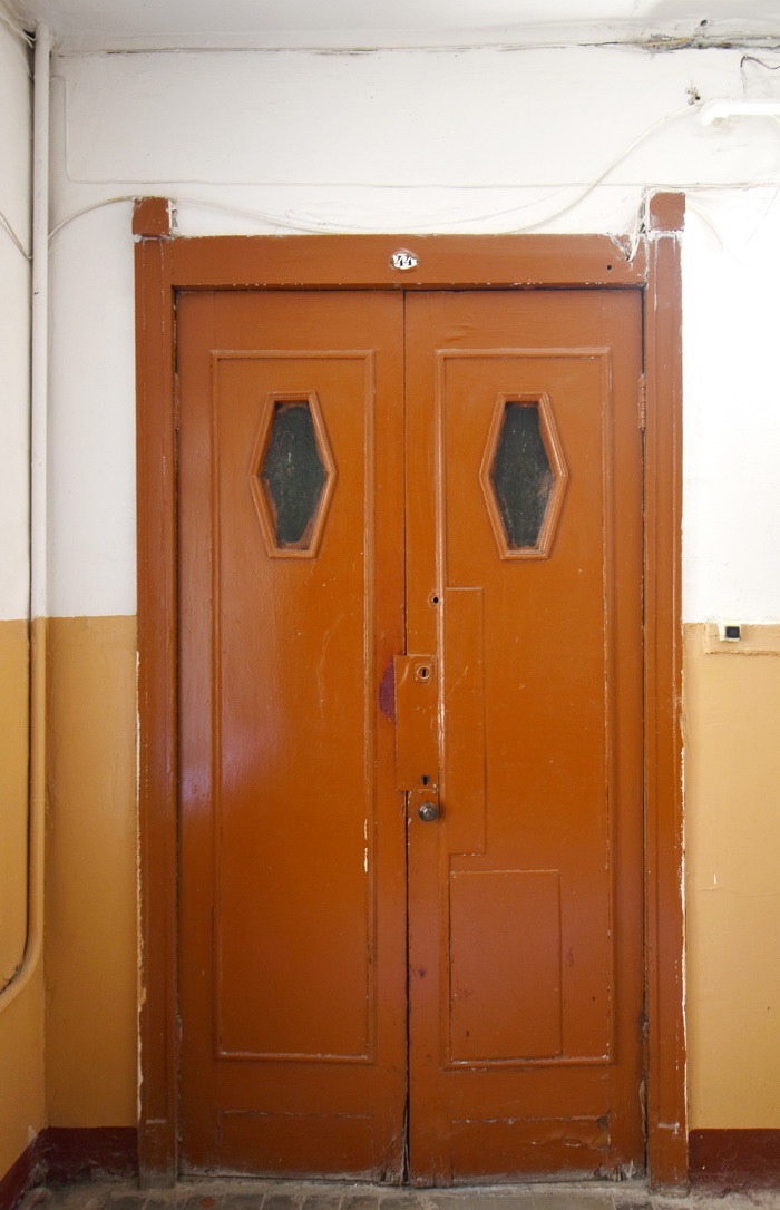 Декоративное остекление окон и дверей во флигеле доходного дома по адресу Б.Монетная, 29. Фото 2020